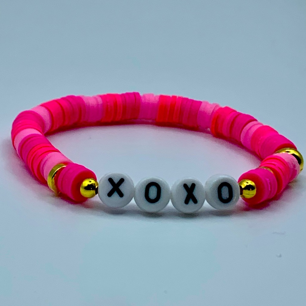 Clay bead bracelet “Xoxo pink”